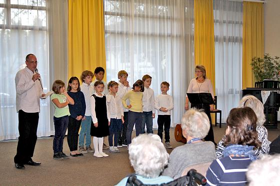 Musikschulleiter Robert Jobst gratulierte zum Jubiläum, die Kinder der Singklasse sangen ein Ständchen.	Foto: privat