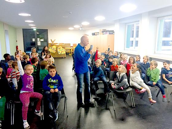 Gespannt lauschten die Schüler den Geschichten von Kinderbuchautor Wolfgang Lambrecht.	Foto: privat