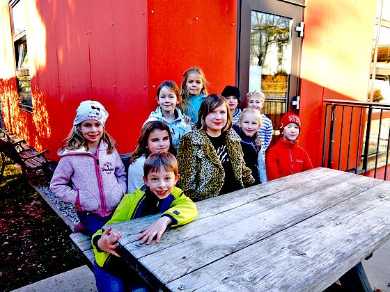 Julia Iafrate mit Hortkindern vor der Villa Kunterbunt.	Foto: privat