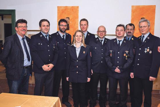 Die alte und neue Vorstandschaft der Freiwilligen Feuerwehrler mit Steinhörings Bürgermeister Alois Hofstetter (links). Foto: FFW Steinhöring