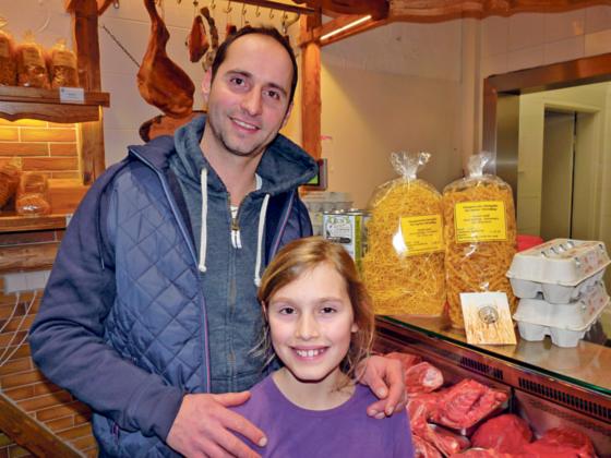 Stefan Dellinger mit seiner Tochter Maxima im Hofladen, der Landwirt ist überzeugt von der Qualität der eigenen Produkte. Foto: Soir