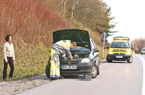 Schnelle Hilfe durch die ADAC Straßenwacht. Bevor die Gelben Engel eintreffen, sollte man den Pannenort richtig absichern. Foto: ADAC
