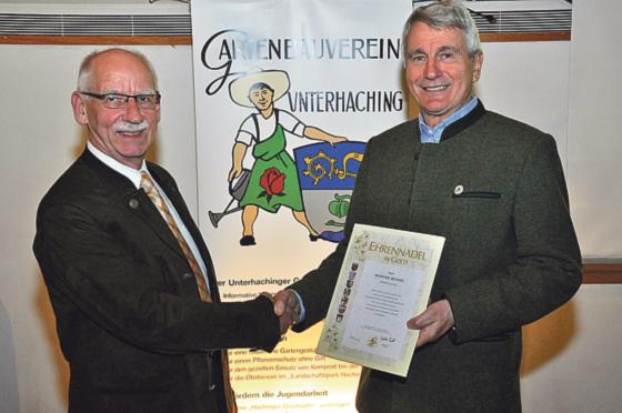 Rainer Schäfers, Vorsitzender des Kreisverbands München für Gartenbau und Landespflege, überreicht Werner Reindl die Ehrennadel in Gold. Foto: VA