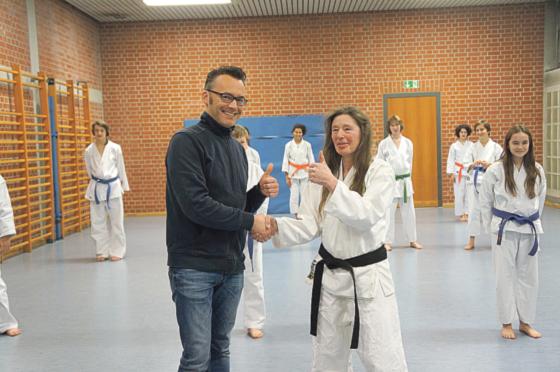 Sozialpädagoge Florian Stumme freut sich über Projekte wie das Angebot der Karateabteilung des TSV Turnerbund, hier mit Marianne Smigielski. Foto: hw