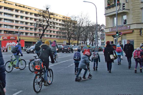 Unzählige Grundschüler überqueren die Kreuzung der Balanstraße und der Orleansstraße, um zur Bazeillesschule zu gelangen. Doch ein Schulweghelfer konnte für die riskante Stelle noch immer nicht gefunden werden. Foto: privat