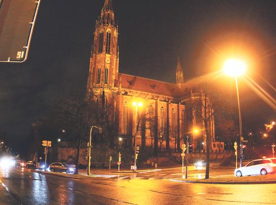 Links von der aufwändig renovierten Pfarrkirche Heilig Kreuz soll der Überweg für Radler und Fußgänger entstehen. 	Foto: HH