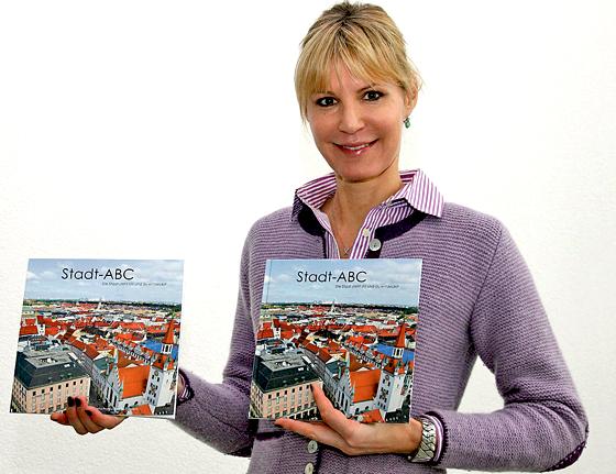Große Liebe zur Stadt und zum Schreiben: Autorin Verena Prym zeigt das »Stadt-ABC« als Hardcover- und Softcoverversion.	Foto: ch
