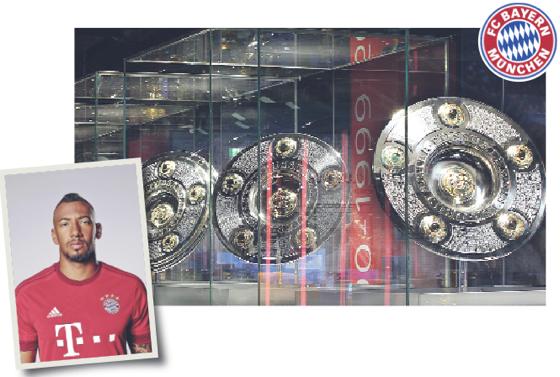 In der FC Bayern Erlebniswelt leben die größten Triumphe wieder auf. Auf der Bühne des Vereinsmuseums gibt Weltmeister Jérôme Boateng am  6. März Autogramme.		Fotos: FC Bayern