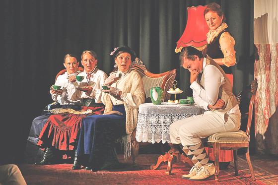 Das Fools-Ensemble bringt den Klassiker »Pymalion« auf die Bühne in Holzkirchen. 	Foto: VA