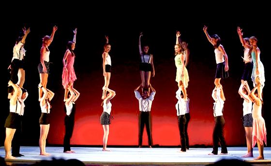 Schülerinnen und Schüler zeigen gekonnt Akrobatik, Artistik und Komödie.	Foto: Ursual Kölle