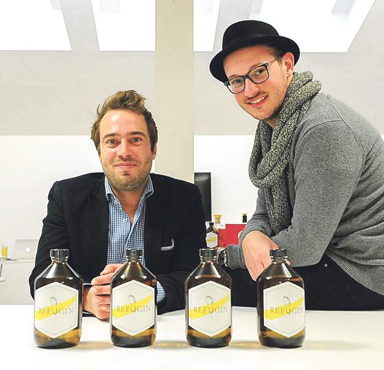 Martin Eggert (rechts) hat einen Bio-Gin erfunden, um den kompletten Gewinn Flüchtlingen zu spenden.	Foto: VA
