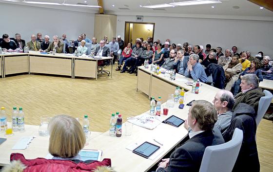 Großes Interesse bei der Bevölkerung herrschte bei der letzten Sitzung im  Sauerlacher Gemeinderat, wo über die Zukunft der geplanten Asylbewerberunterkünfte entschieden wurde.	Foto: Kathrin Kohnke