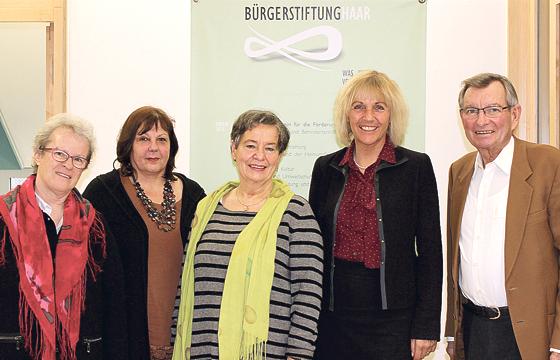 Christel Dill, Ursula Schneider-Savage, Monika Malinowski, Bürgermeisterin  Gabriele Müller, Jürgen Partenheimer (v.l.n.r.).	Foto: Gemeinde Haar