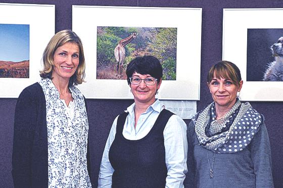 Margit Napieralla (Büchereileitung) mit Eleisa Caro und Hilde Jüngst vom Fotoclub (v. li.). 	Foto: vhs vaterstetten