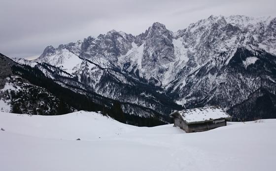 Die Schneebedingungen im März sind für Skifahrer und Skitourengeher oftmals perfekt.  Wie hier bei einer Abfahrt vor der Kulisse des Kaisergebirges.	Foto: Stefan Dohl