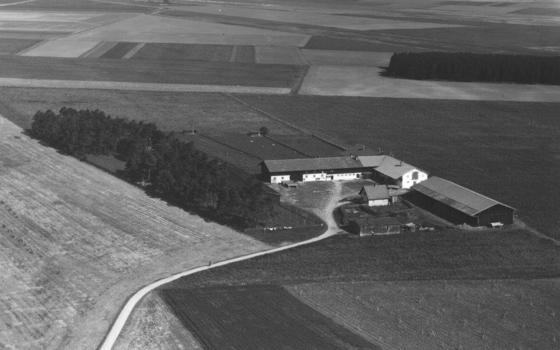 Das bäuerlich geprägte Vaterstetten im Jahr 1956  hier der  Beutler Hof, ehem. Schäferei. 	Foto: Archiv Vaterstetten