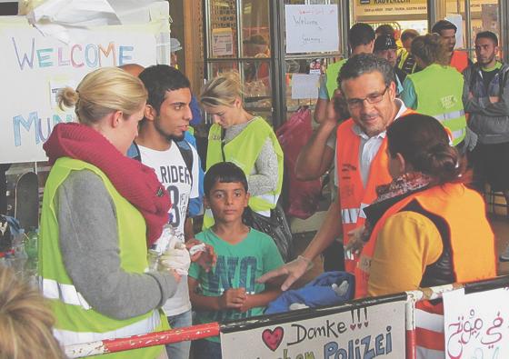 Hier kümmern sich ehrenamtliche Helfer am Hauptbahnhof im Herbst vergangenen Jahres um Flüchtlinge.	Foto: Zöllner/Münchner Bildungswerk