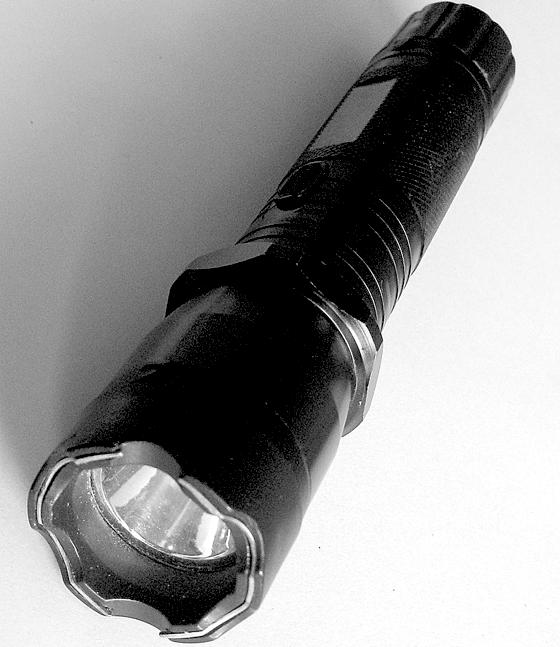 In dieser Taschenlampe verbirgt sich ein Elektroschocker. 	Foto: B-Polizei