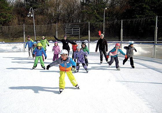 Kaum dass sie auf dem Eis stehen konnten, machten die KiSS-Kinder mit viel Freude ihre ersten Laufschirtte auf dem Eis.	Foto: SVN