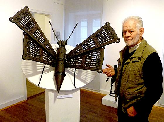 Der Künstler Günter Ettenhuber mit seinem Werk »Schmetterling«.	Foto: Museum