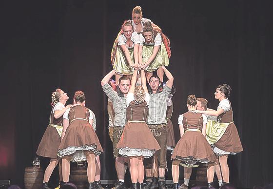 Die Showtanzgruppe »Dance United« begeisterte mit akrobatischen Hebefiguren.  	Foto: Roland Altmann