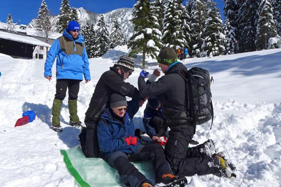 Der ARW führt pro Jahr rund 100 Erste-Hilfe-Kurse »Alpin« für die unterschiedlichsten Organisationen durch.	Foto: Alpines Rettungswesen e.V.