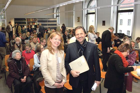Über den Publikumsansturm im Lesesaal freute sich Organisatorin Dr. Ulrike Hofmann ebenso wie der Rezitator Winfried Frey.	Foto: cr