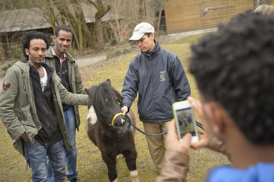 Für die vielen Flüchtlinge war der Besuch im Tierpark eine willkommene Abwechslung vom Alltag.	Foto: Münchener Tierpark Hellabrunn AG