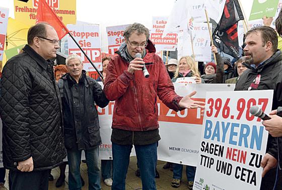 Da staunt Landwirtschaftsminister Christian Schmidt (li.) nicht schlecht: 396.987-mal »Nein« zu TTIP.	Foto: KAB