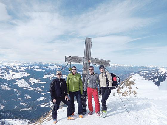 Die Skitouren Gruppe des Skiclubs Falkenberg auf dem Brechhorn auf 2.032m. 	Foto: privat