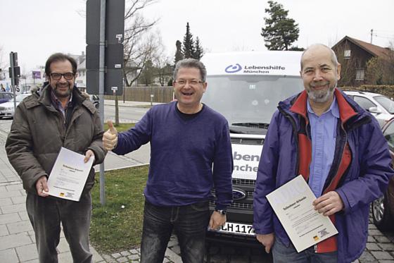 Detlev O. (L.) und Bernd K. (r.) haben den Senioren-Fahrcheck absolviert. Darüber Freut sich auch Prüfer und Fahrlehrer Anton Hubalek.	Foto: Lebenshilfe München