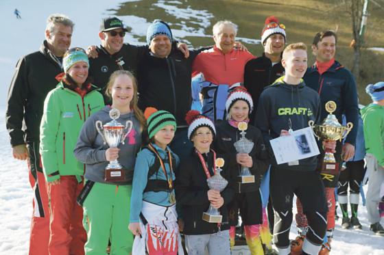 Die Gewinner des Wanderpokals und die Vereinsvertreter beim diesjährigen Landkreiscup.	Foto: Verein