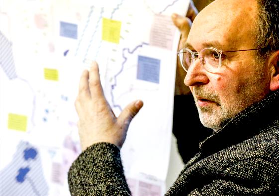 Otto Kurz tingelt von Arbeitskreis zu Gemeinderat, von Bürgermeister zu Behördenrunde: Hier präsentiert er einen Plan, wie eine Dorfentwicklung theoretisch aussehen könnte.	Foto: kw