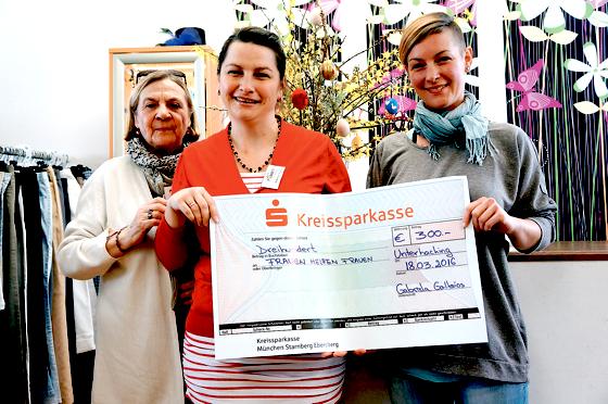 Barbara Huster, Gabi Goltios (Klawotte) übergaben Sozialpädagogin Kathrin Onyiaorah einen Scheck über 300 Euro für Frauen in Not. 	Foto: VA