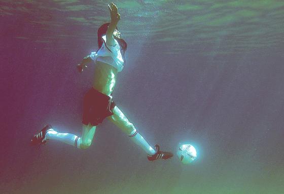 Ein Vorgeschmack auf die Kunst-Tage: Die Fotografie »Unterwasserwelt Fußball« von Irena Paskali. 	Foto: VA