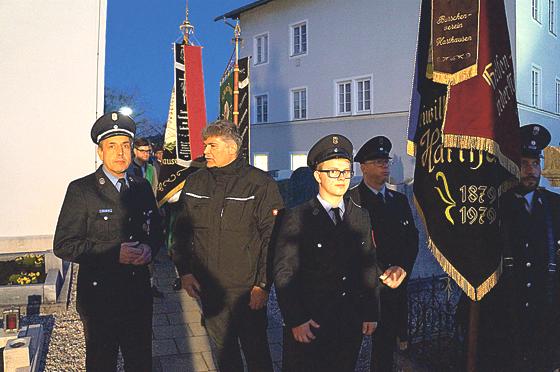 Harthauser Ortsvereine würdigen den Verstorbenen mit ihren Vereinsfahnen.	Foto: Wolfgang Mende