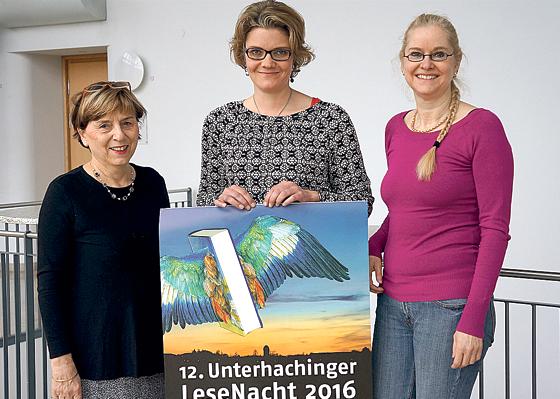 Freuen sich schon auf viele begeisterte Teilnehmer bei der 12. Lesenacht: Christine Helming, Andrea Marsch und Ursula Maier-Eichhorn (v. l.) 	Foto: hw