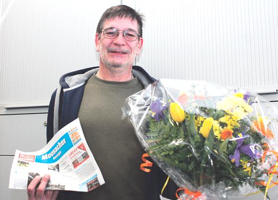 Jede Woche trug Dieter Dippl den Moosacher Anzeiger aus. Zum Abschied gab es u.a. Blumen. 	Foto: ch