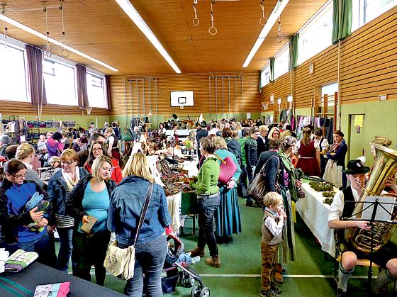 In Aßling findet der 21. Gwand- und Trachtenmarkt mit Kunsthandwerk- und Bauernmarkt statt.  	Foto: VA