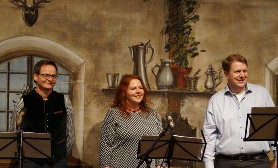 Harmonisch: Hubert Daimer, Benedikta Unangst und Peter Fleisch bestritten das Singspiel, spitz pointiert, stimmlich eine »Ohrenweide«.	Foto: VA
