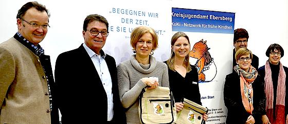 Eugen Gillhuber, Roland Frick, Silvia Müller-Frontzek und Kristina Reimer (v. li) freuen sich über das erweiterte Angebot. 	Foto: LRA Ebersberg