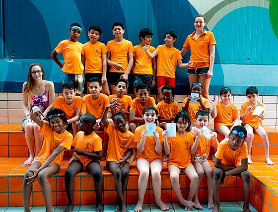 Die Kinder und Jugendlichen des Schwimmkurses zeigen stolz ihre Schwimmabzeichen im neuen Vereins-Shirt.	Foto: privat