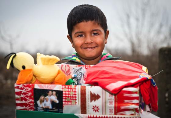 Dieser Junge hält einen Schuhkarton voller Freude und Hoffnung in seinen Händen. 	Foto: David Vogt