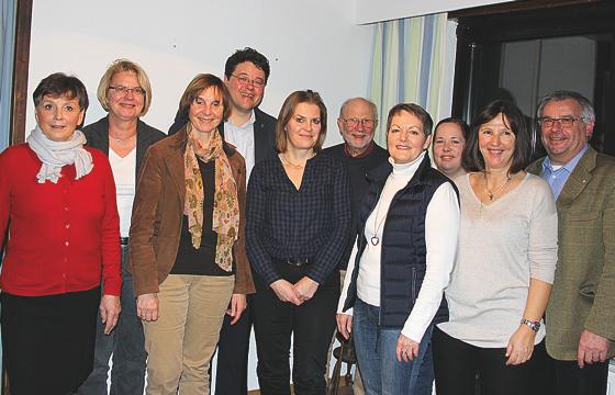 Thomas Loderer (4.v.l.), Max Wagmann (r.): (v.l.) Monika Geiselbrechtinger, Britta Becker, Petra Wagner, Birgit Biehn (5.v.l.), Fritz Seeger, Kerstin Domabyl, Marie Nestler-Stolle (3.v.r.)und Ariane Wißmeier-Unverricht (2.v.r.). F: priv.