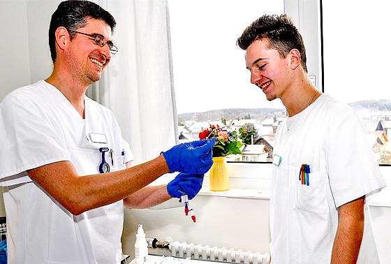 Praxisanleiter Horst Mauerer (li.) zeigt Pflegeschüler Raphael Dörrer, wie ein Zentraler Venenkatheter aufgebaut ist.	Foto: kk