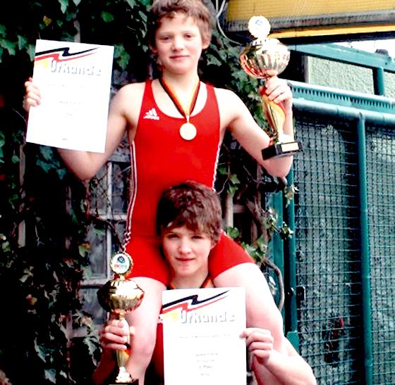 Claudia und Marie Suttner mit ihren Pokalen & Urkunden.	Foto: privat