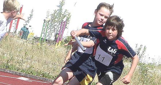 Die Kids beim Staffellauf.	Foto: TSV Neufahrn