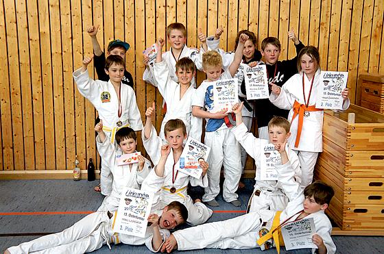 Das Judo Team Oberland gratuliert seinen kleinen Kämpfern zum Erfolg. 	Foto: VA