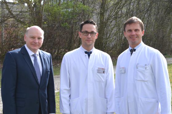 Sándor Mohácsi (Vorstand), Dr. Stefan Hartl und Prof. Dr. Gerhard Konrad (Ärztlicher Direktor) bei der Vostellung.	KLE
