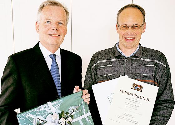 Bürgermeister Jan Neusiedl (links) und Wolfgang Reger (rechts).	Foto: Gemeinde Grünwald